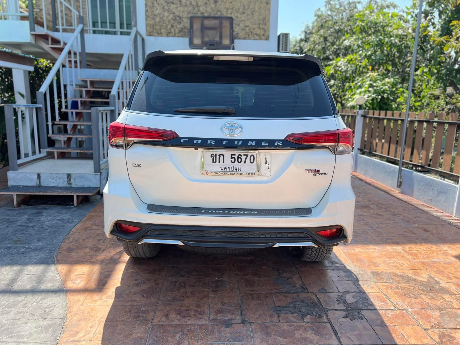 Car image 10